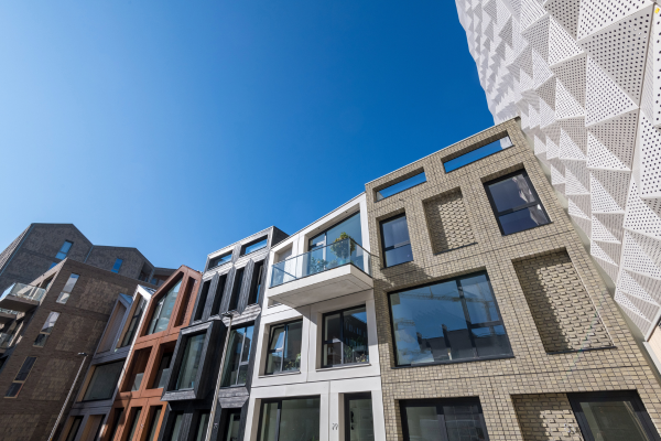 Stoere hofwoningen in de eerste ciculaire wijk van Amsterdam